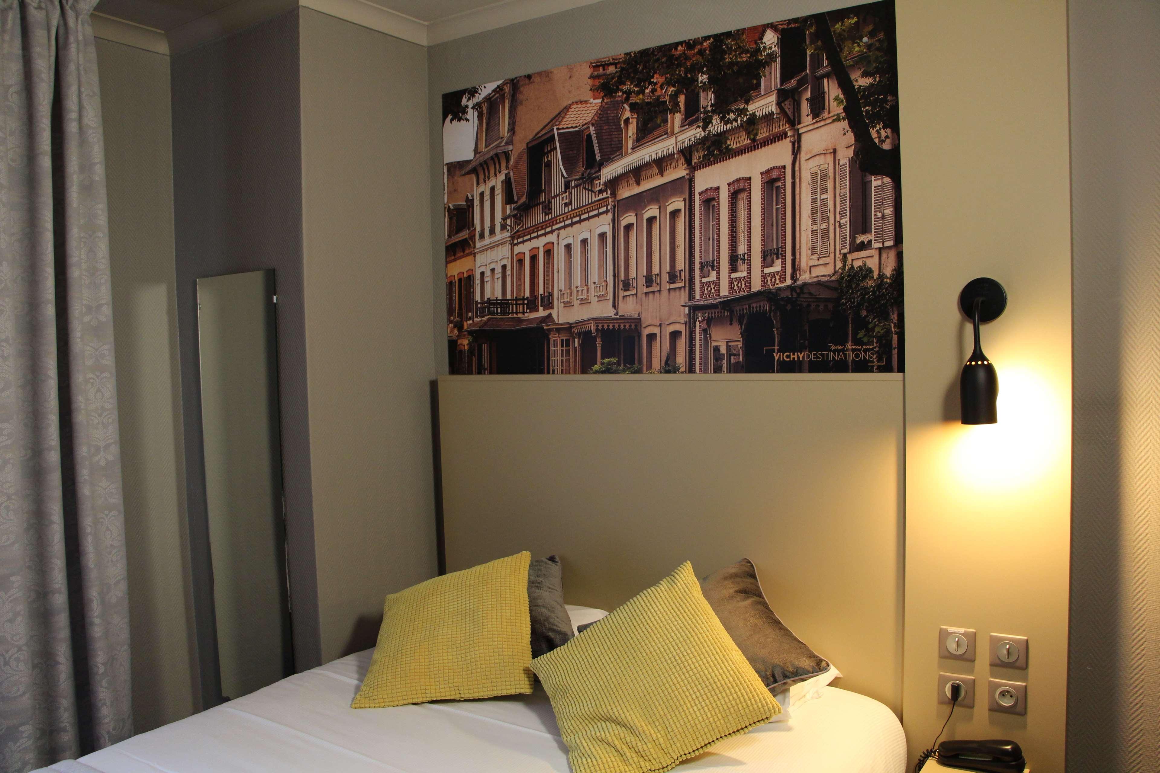 Kyriad Restaurant Centre Spa Vichy Bagian luar foto