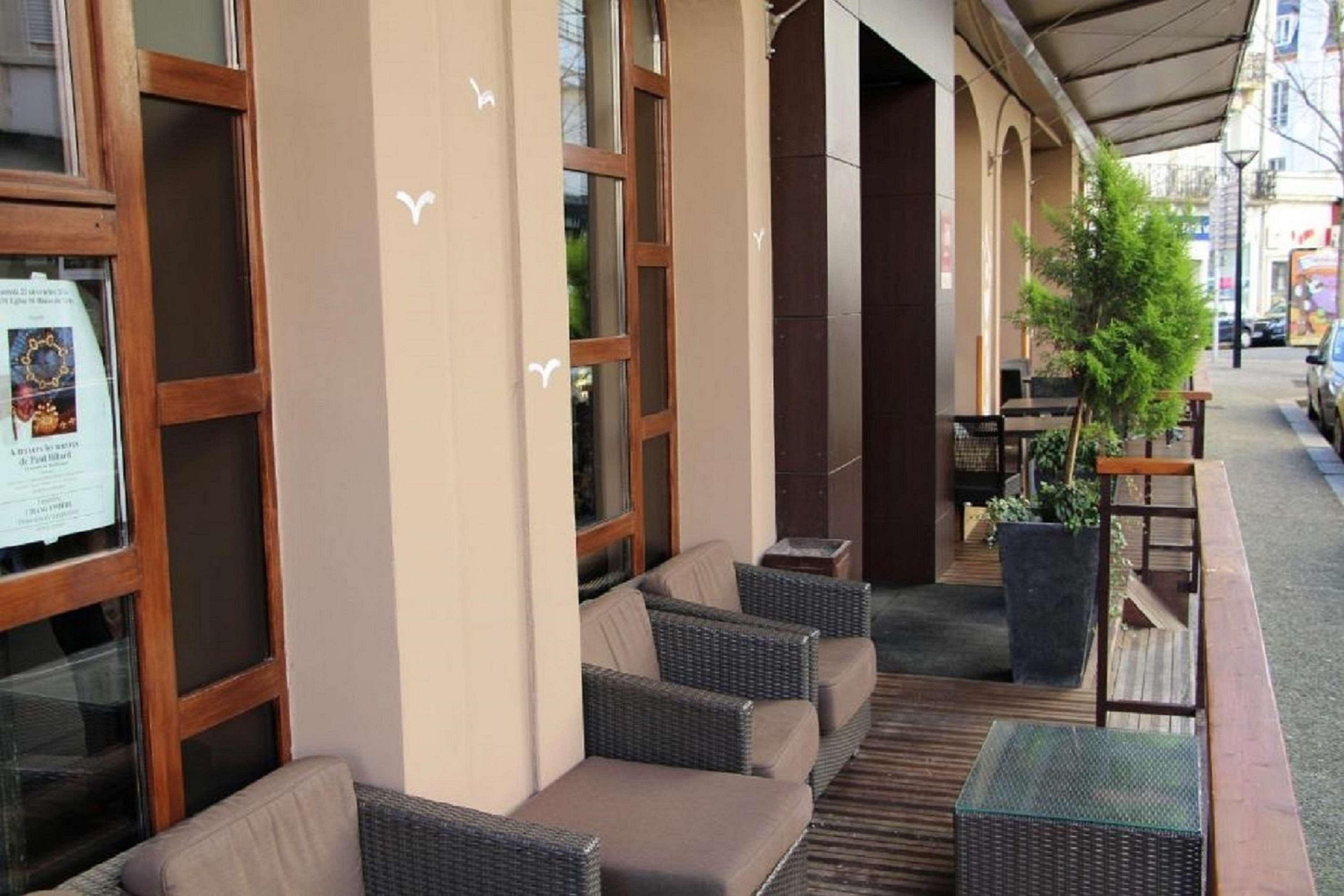 Kyriad Restaurant Centre Spa Vichy Bagian luar foto