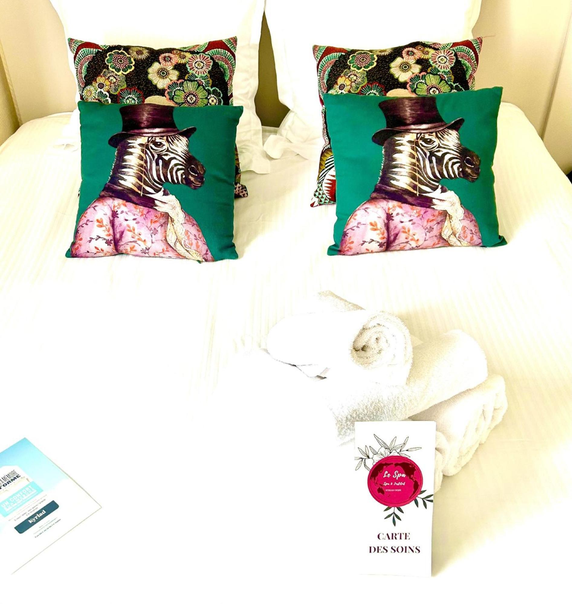 Kyriad Restaurant Centre Spa Vichy Bagian luar foto